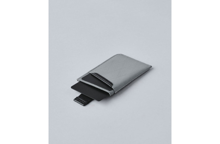 UP V2 minimalist card holder by Alpaka