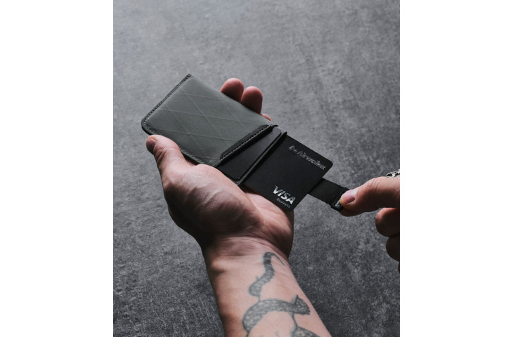 UP V2 minimalist card holder by Alpaka