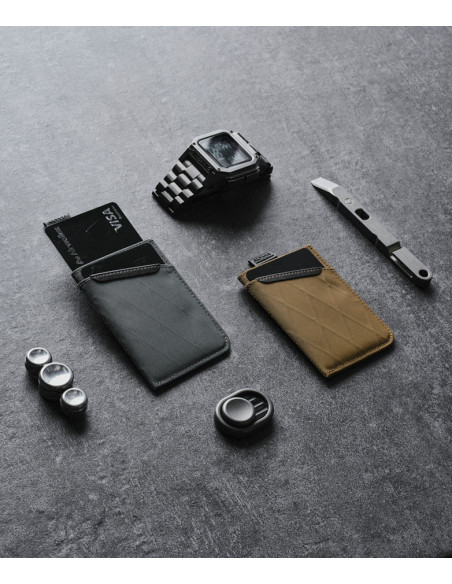 UP V2 minimalist card holder by Alpaka
