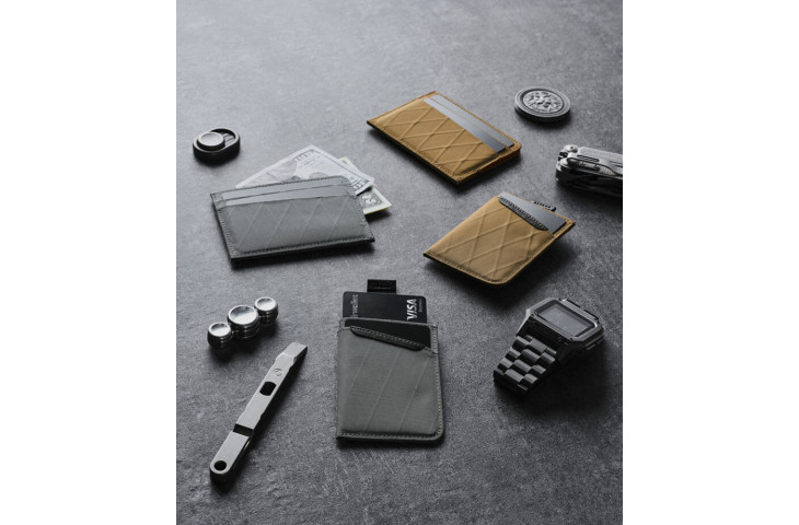 UP V2 minimalist card holder by Alpaka