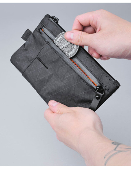 POCHETTE ZIP CLUTCH