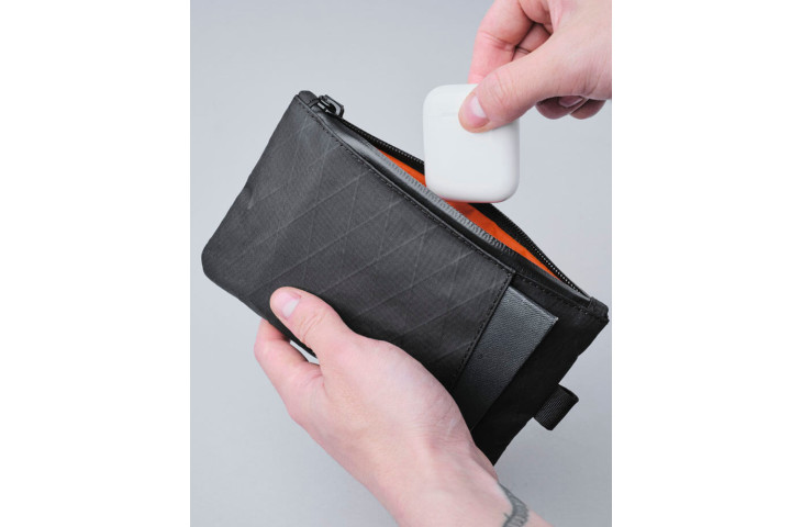 POCHETTE ZIP CLUTCH