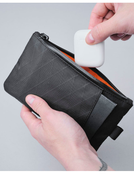 POCHETTE ZIP CLUTCH