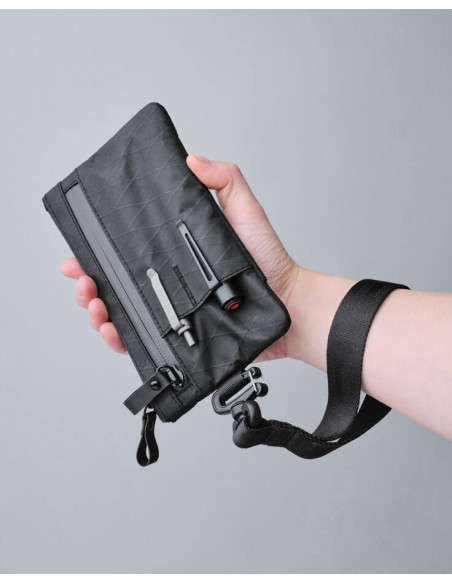 POCHETTE ZIP CLUTCH