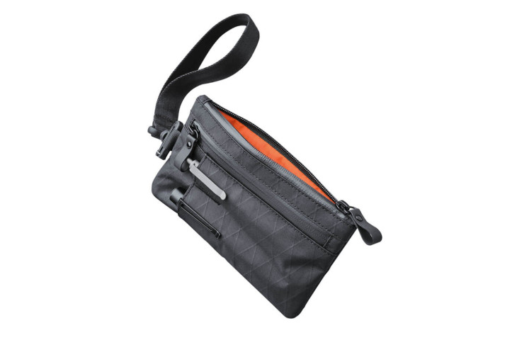 POCHETTE ZIP CLUTCH