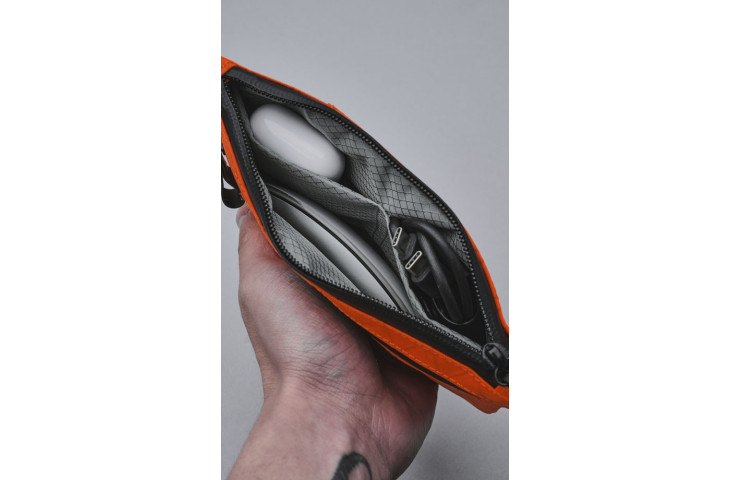 POCHETTE ZIP CLUTCH