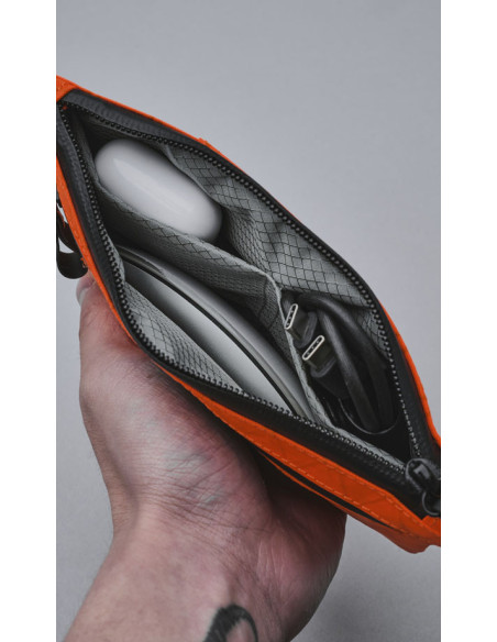 POCHETTE ZIP CLUTCH