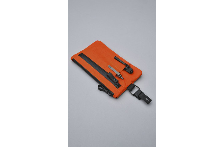 POCHETTE ZIP CLUTCH