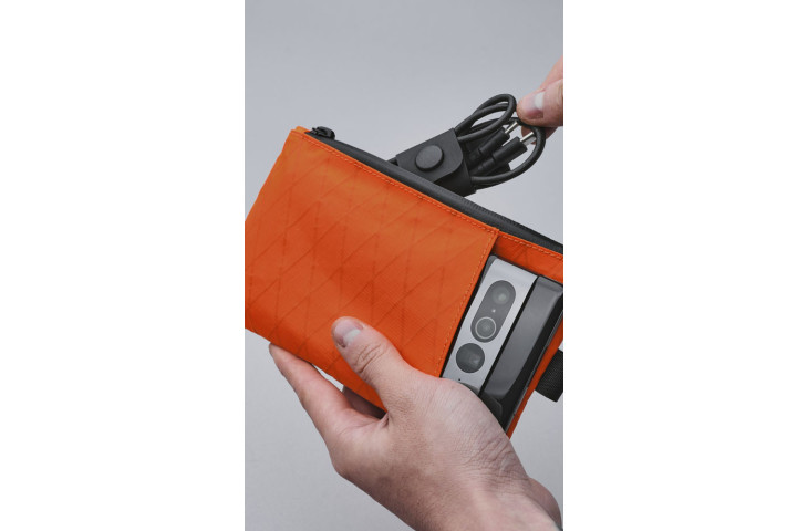 POCHETTE ZIP CLUTCH